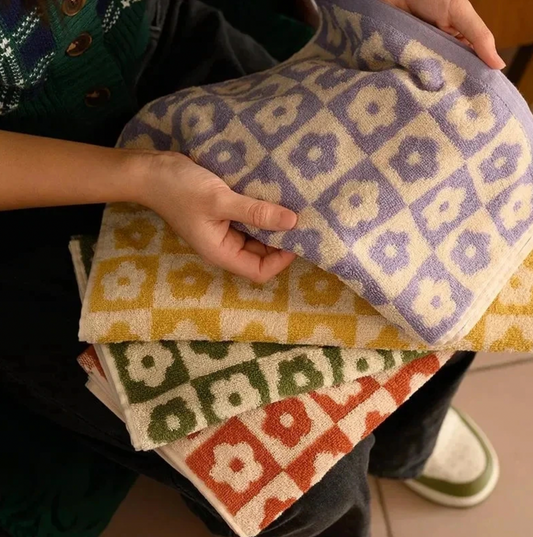 Retro Checkered Daisy Towel