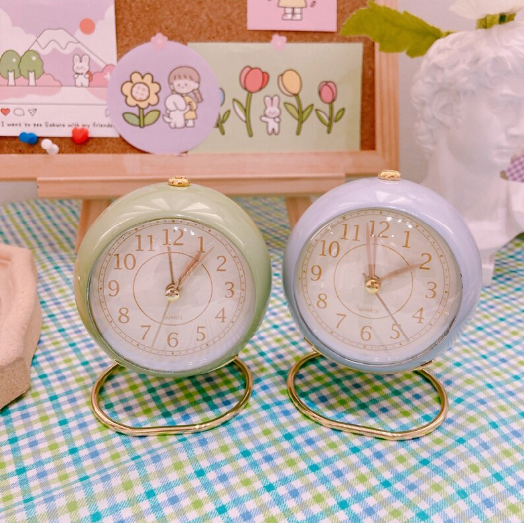 Cute Vintage Silent Pointer Desk Clock