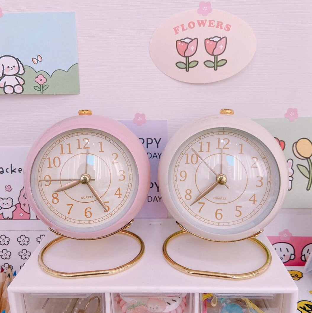 Cute Vintage Silent Pointer Desk Clock