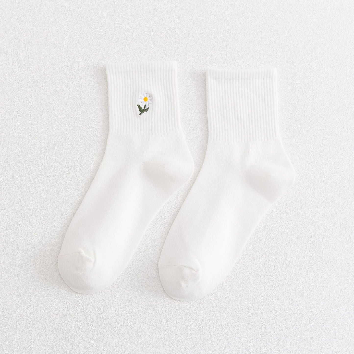 Daisy Flower Embroidery Ankle Socks