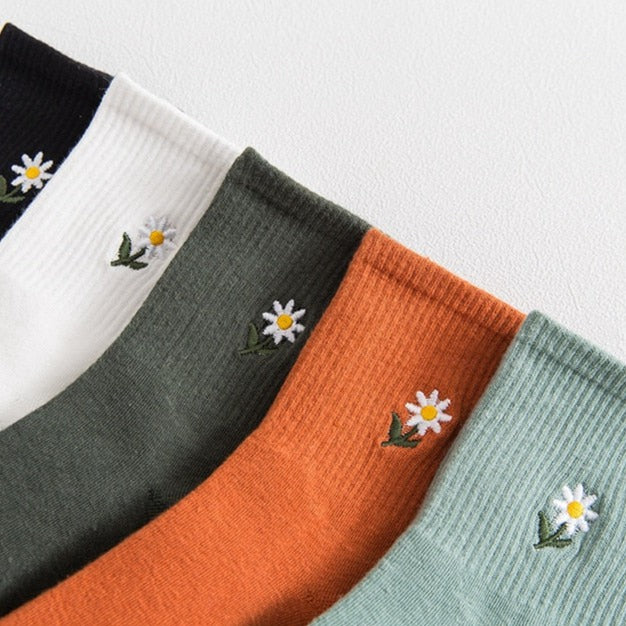 Daisy Flower Embroidery Ankle Socks