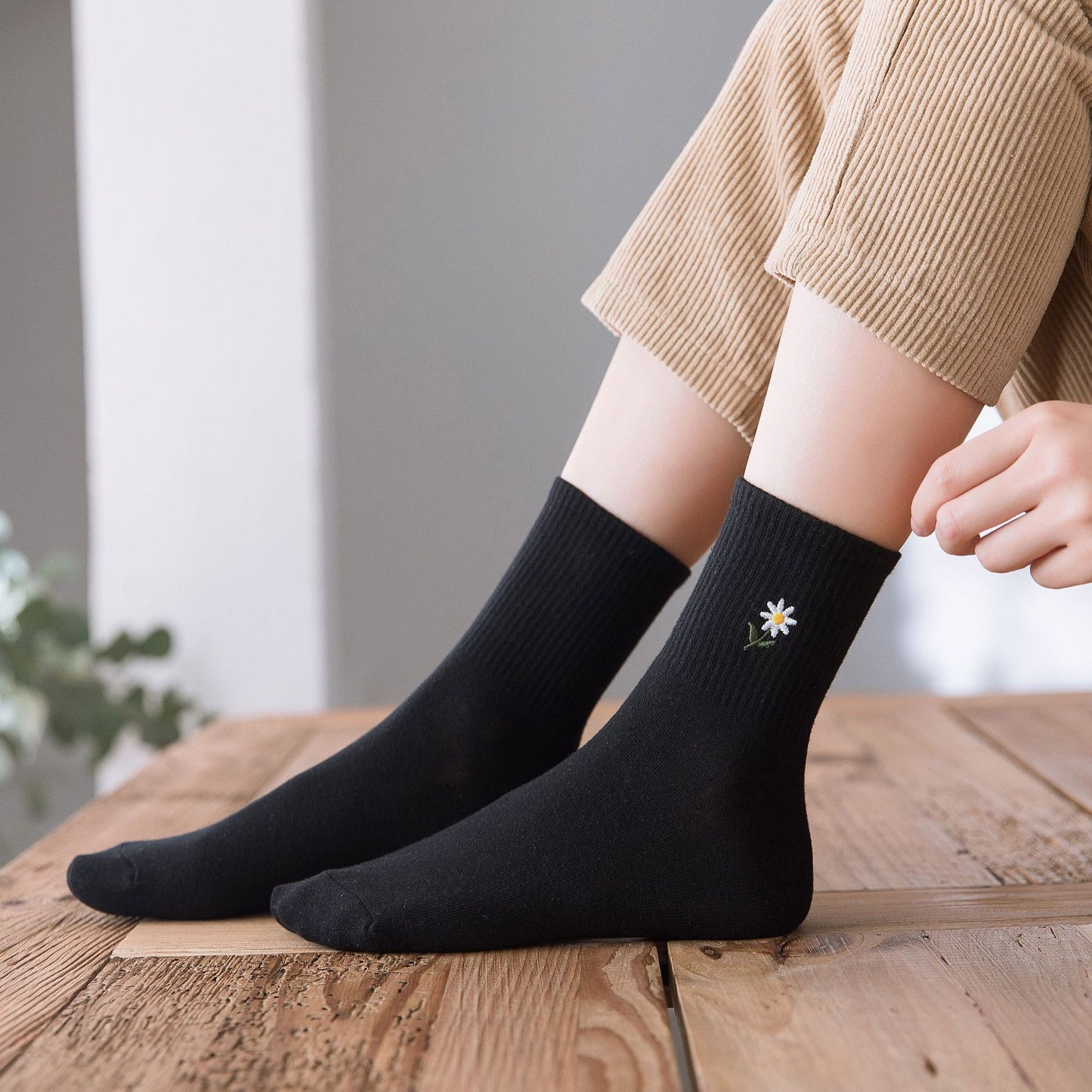 Daisy Flower Embroidery Ankle Socks