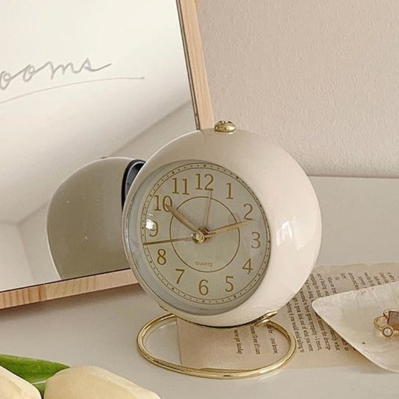 Cute Vintage Silent Pointer Desk Clock
