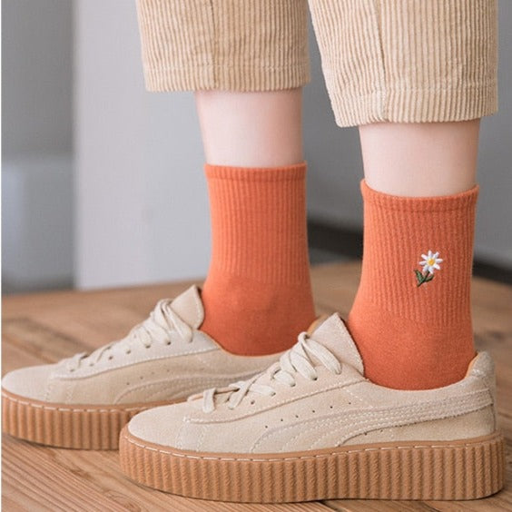 Daisy Flower Embroidery Ankle Socks