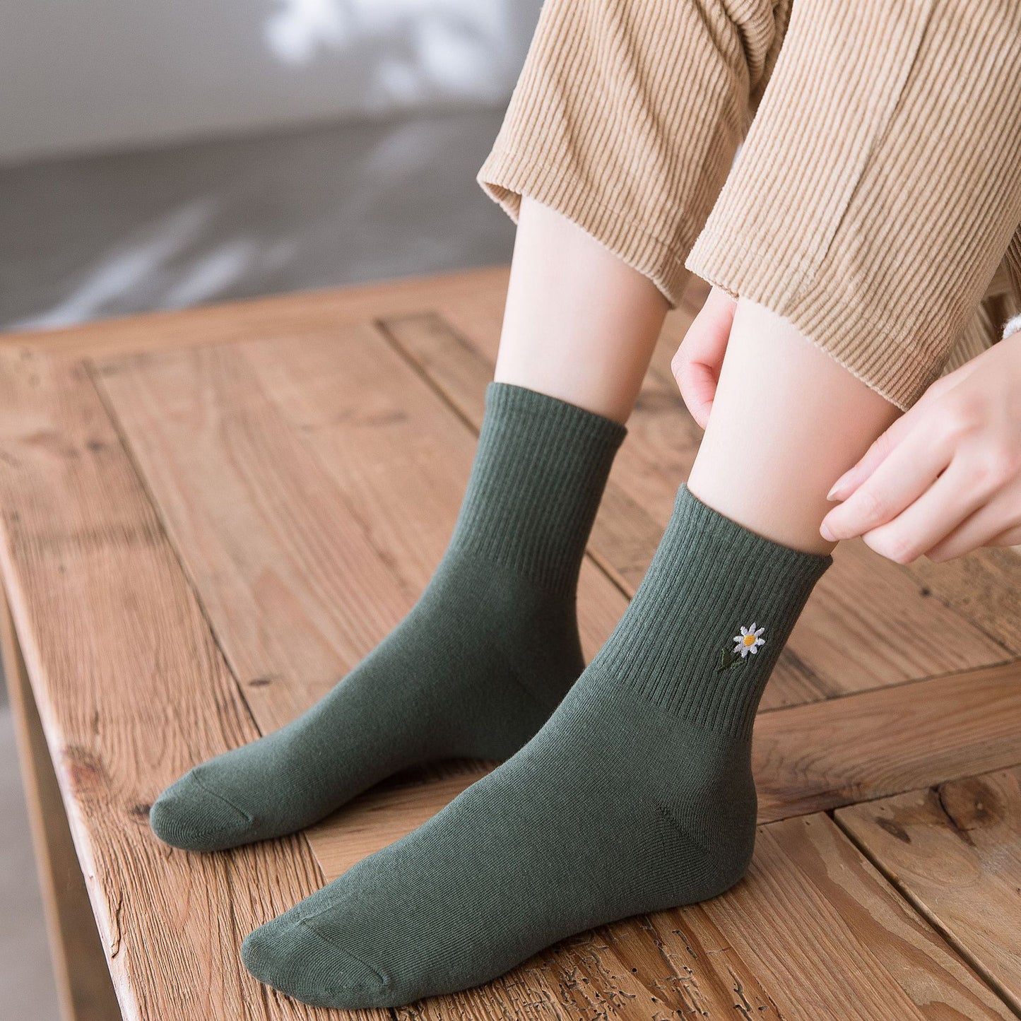 Daisy Flower Embroidery Ankle Socks