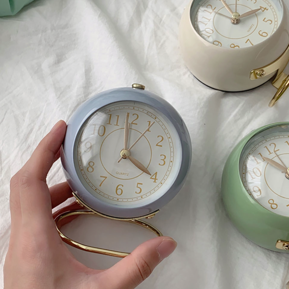 Cute Vintage Silent Pointer Desk Clock