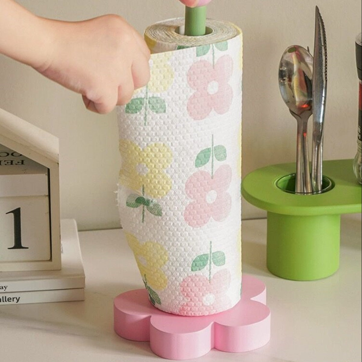 Creative Cute Beech Roll Paper Towel Holder Standing Flower-shaped